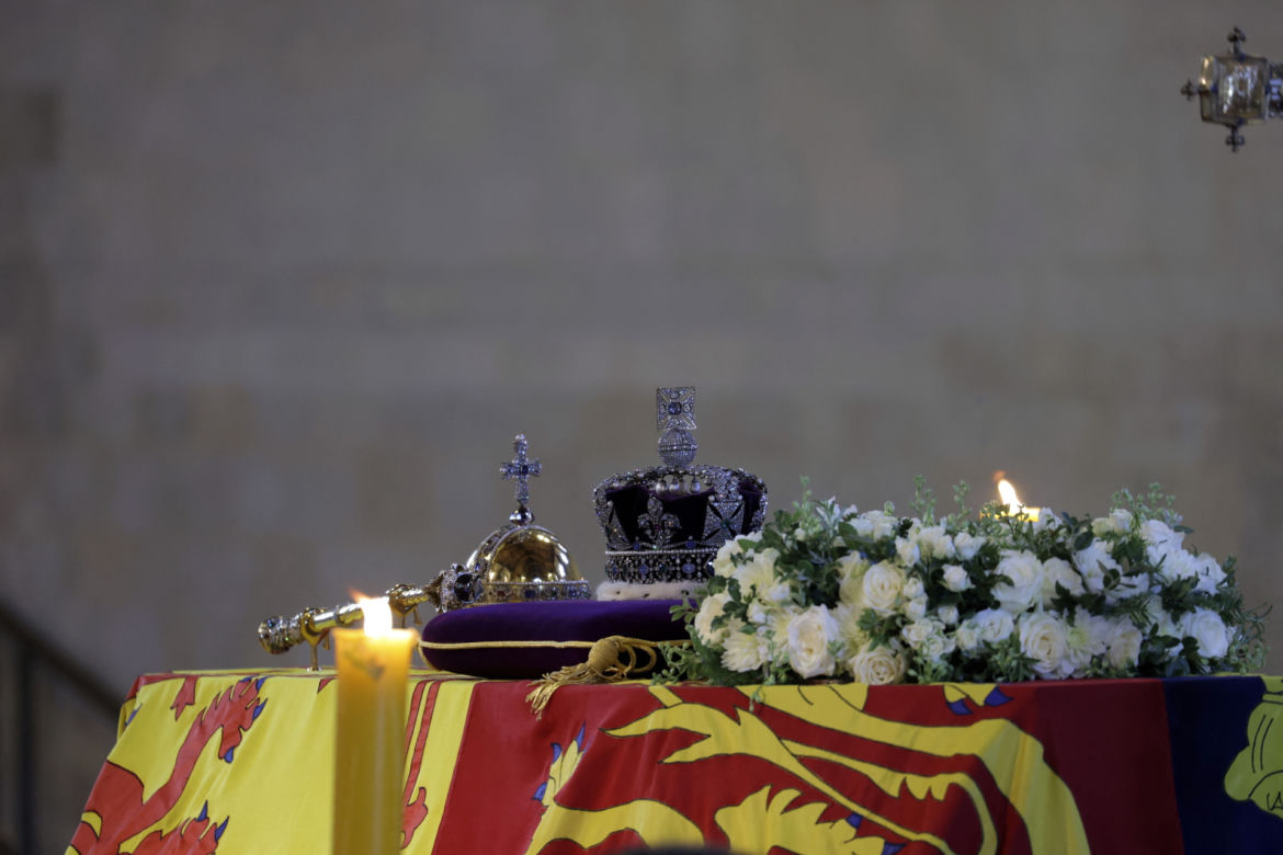 Najpiękniejsza korona Elżbiety II spoczęła na trumnie. Brytyjska korona państwowa na pogrzebie monarchini