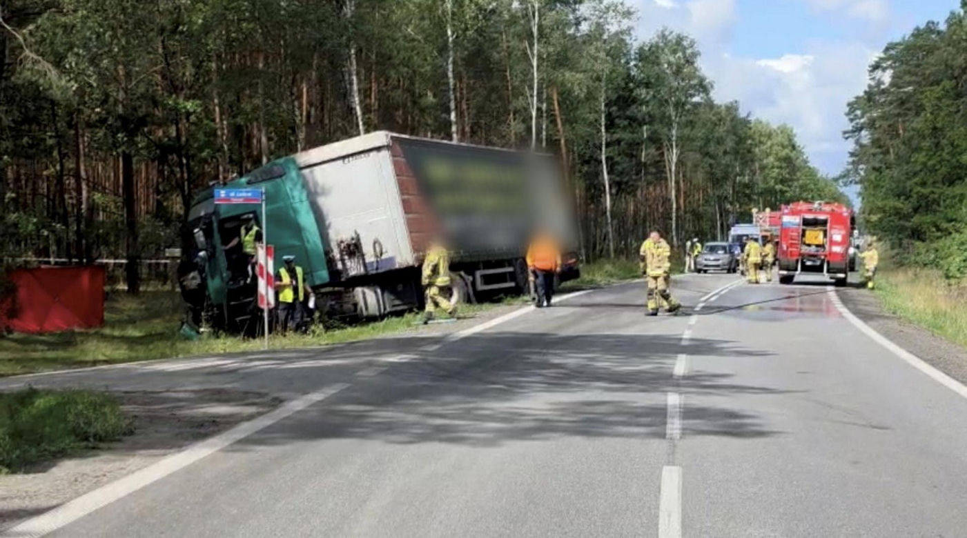 Zjechał ze swojego pasa prosto pod ciężarówkę, zginął na miejscu. Tragedia na DK 62 pod Wyszkowem