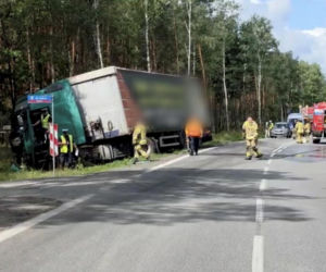 Zjechał ze swojego pasa prosto pod ciężarówkę, zginął na miejscu. Tragedia na DK 62 pod Wyszkowem