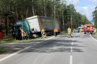 Zjechał ze swojego pasa prosto pod ciężarówkę, zginął na miejscu. Tragedia na DK 62 pod Wyszkowem
