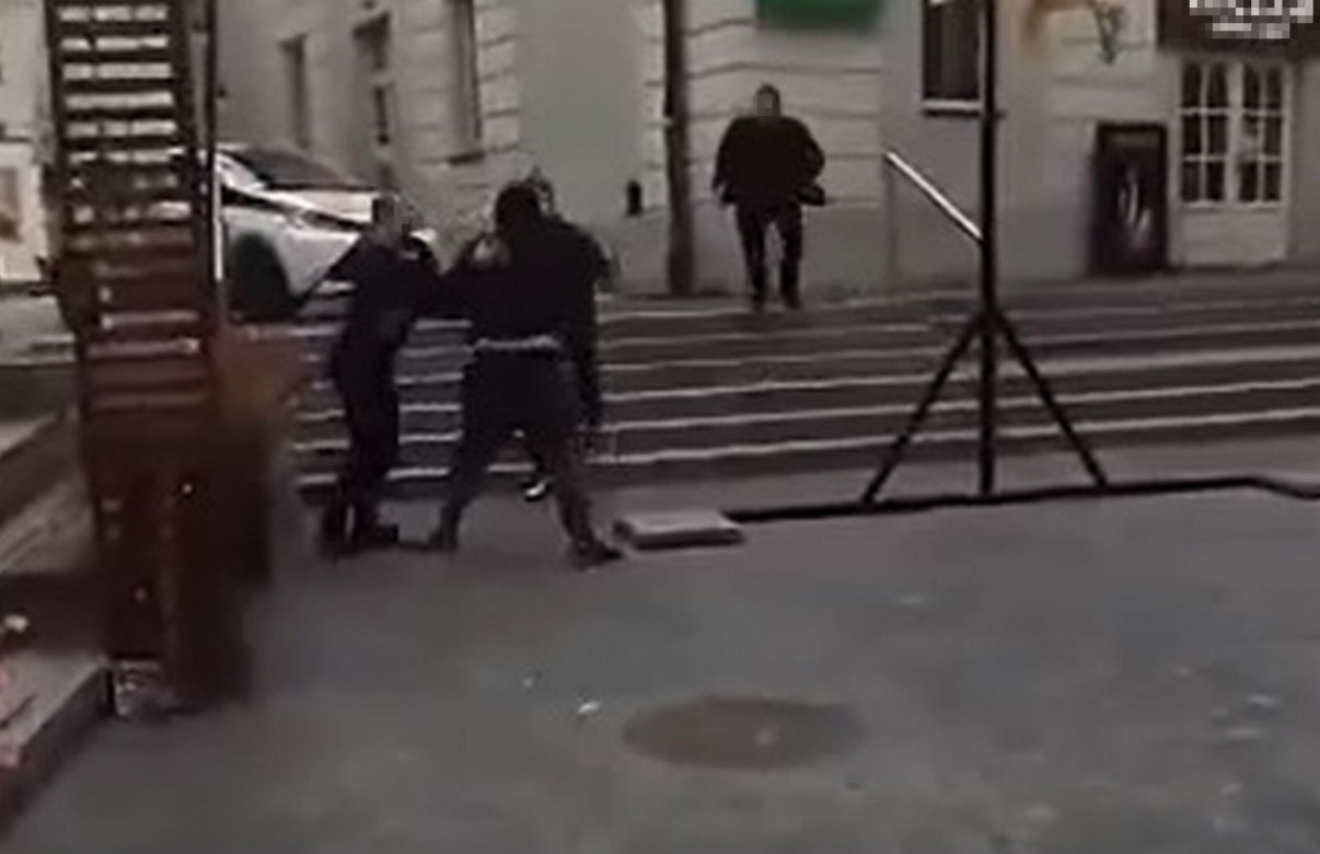 Atak nożownika pod galerią handlową w Siedlcach. Kolega dźgnął kolegę na oczach gapiów!