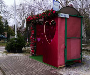 Romantyczny przystanek autobusowy w Moczyłach