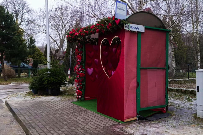 Romantyczny przystanek autobusowy w Moczyłach