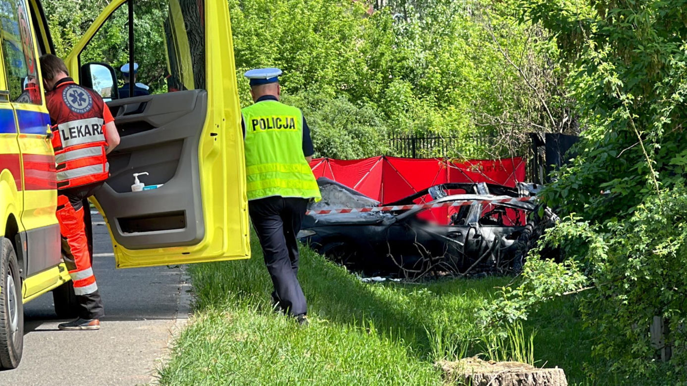 Auto uderzyło w drzewo i stanęło w płomieniach. Spłonęły trzy osoby!