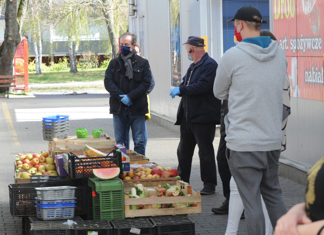 Marszałek Grodzki robi zakupy na bazarku