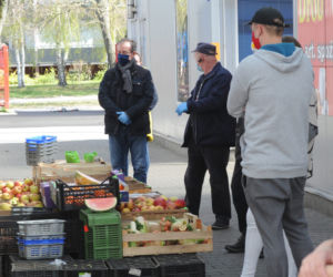 Marszałek Grodzki robi zakupy na bazarku