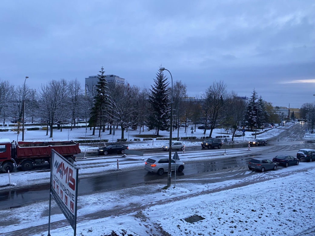 Zima zaatkowała w Olsztynie. Na ulicach zrobiło się biało [ZDJĘCIA]