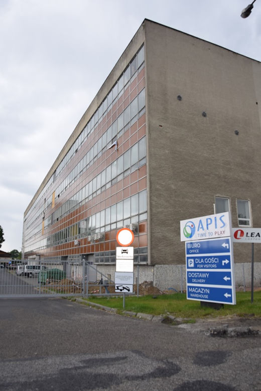 Absurd w Jarosławiu . Największe firmy nie mogą się dogadać -przejście przez drogę kosztuje 15 groszy