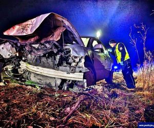 Rozbity volkswagen porzucony na drodze. Policja szuka uciekiniera!