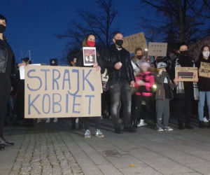 Strajk kobiet. Na ulice Bełchatowa wyszły TŁUMY Jak bełchatowianie komentują sytuację w kraju?