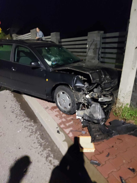 Nocny wypadek na Moniuszki w Starachowicach. Kierowca Audi uciekł z miejsca zdarzenia