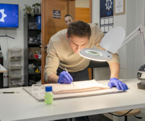 Policjantki i Policjanci, odcinek 1387: makabryczne odkrycie w busie prowadzi policjantów na plan horroru, gdzie fikcja miesza się z przerażającą rzeczywistością