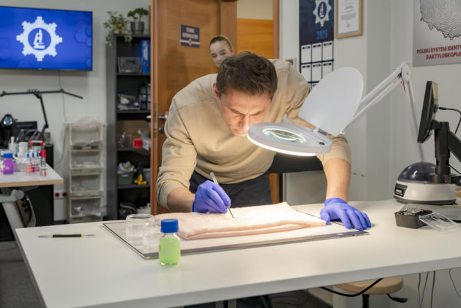 "Policjantki i Policjanci", odcinek 1387: makabryczne odkrycie w busie prowadzi policjantów na plan horroru, gdzie fikcja miesza się z przerażającą rzeczywistością