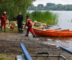 Dwaj koledzy wypłynęli na wędkowanie przy silnym wietrze. Żaden nie wrócił do domu. Straż nadal szuka jednego z nich