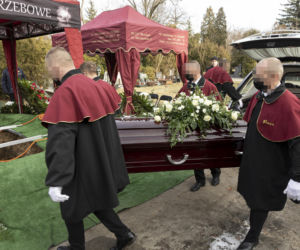 Pogrzeb Antoniego Gucwińskiego, złożenie trumny do grobu.