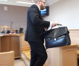 Grzegorz Braun w sądzie bez maseczki