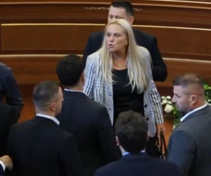 Posłanka obrzuciła premiera jajkami! Wideo hitem sieci