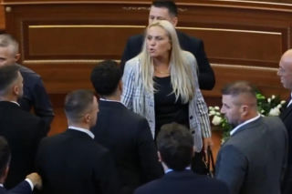 Posłanka obrzuciła premiera jajkami! Wideo hitem sieci