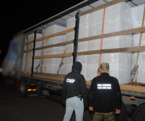 Raczki. Tir wypełniony nielegalnymi papierosami za 6 mln zł [ZDJĘCIA]