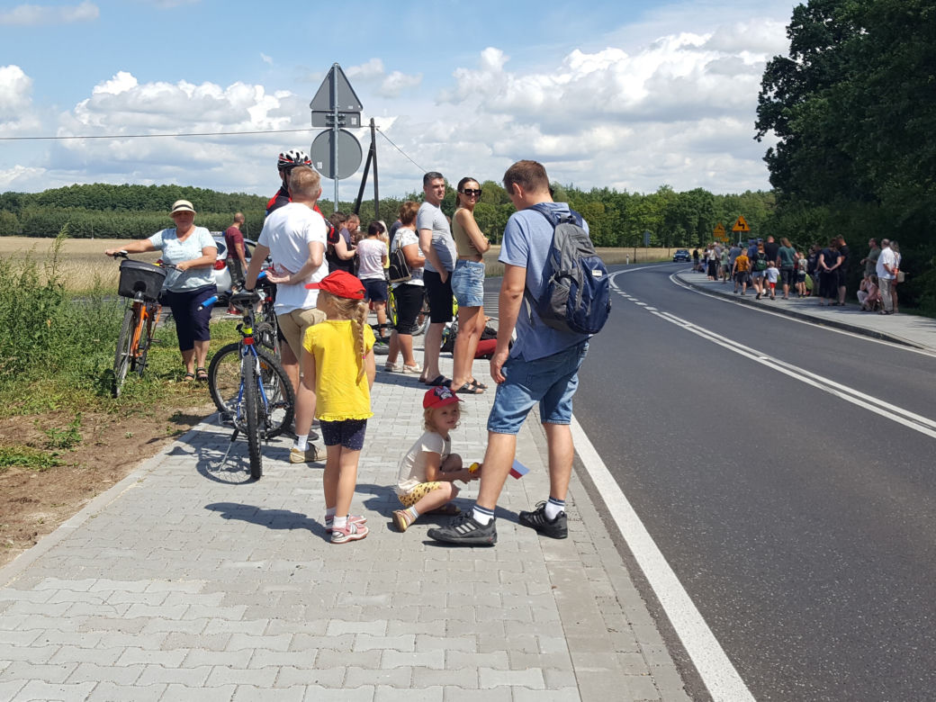 W Henrykowie koło Leszna kibice czekają na kolarzy 80. Tour de Pologne 