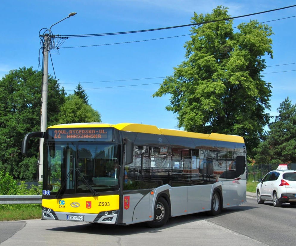 Żółto-szary autobus komunikacji miejskiej ZKM w Skarżysku. O zmianach w darmowych przejazdach czytaj na Eska Starachowice.