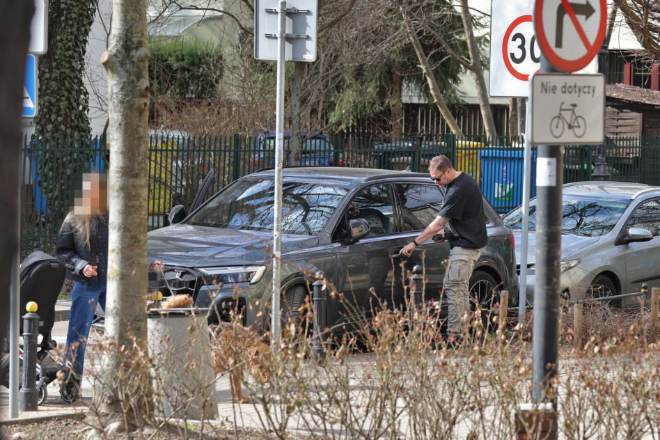 Tomasz Karolak parkuje jak król na włościach