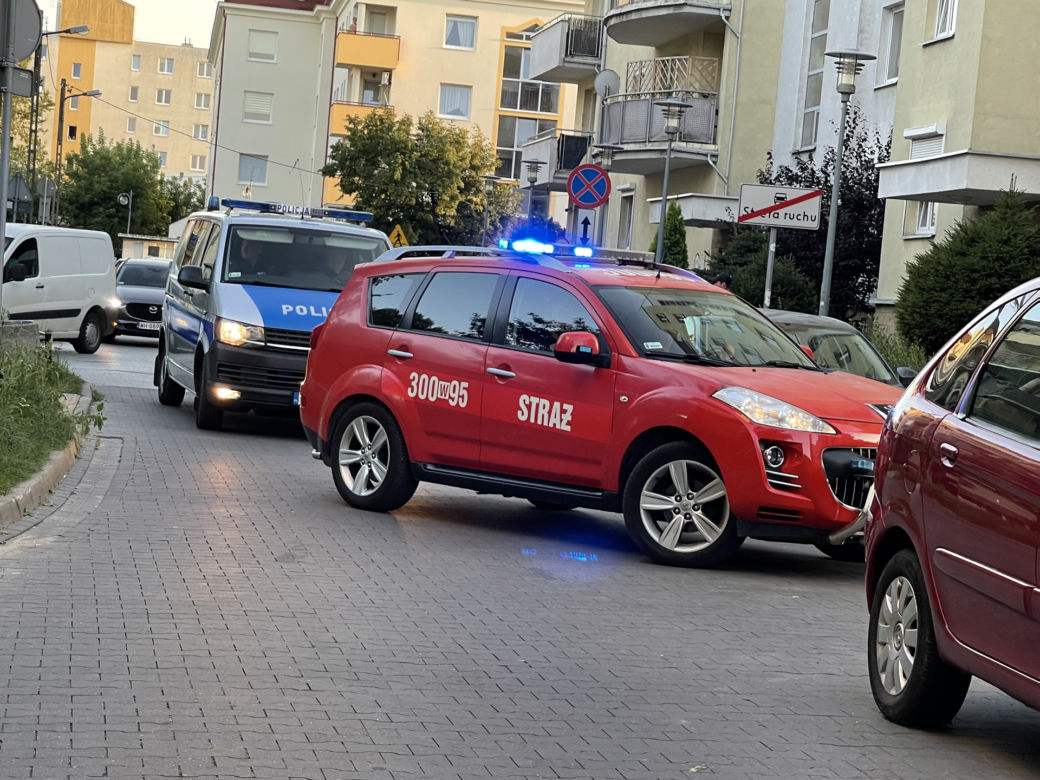 Warszawa. Koszmar na Bemowie. Roczna dziewczynka runęła z 4 piętra. Dramatyczna akcja ratunkowa