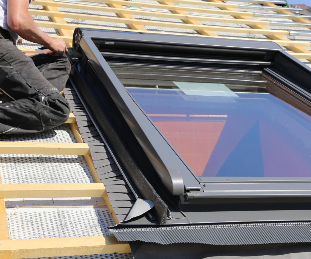 Jak prawidłowo zamontować okna dachowe: wybór rozmiaru, mocowanie, izolacja