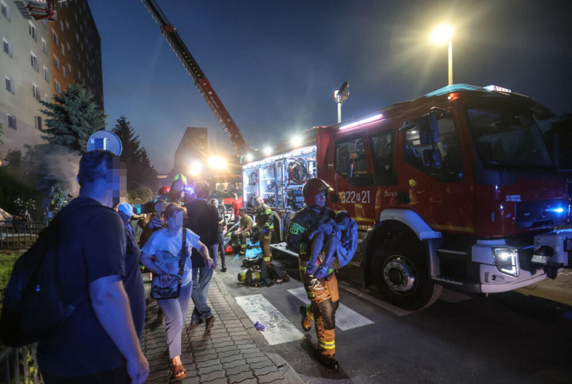 14-latka zginęła w pożarze bloku w Rzeszowie! Poszkodowanych zostało wiele osób [ZDJĘCIA, AKTUALIZACJA]