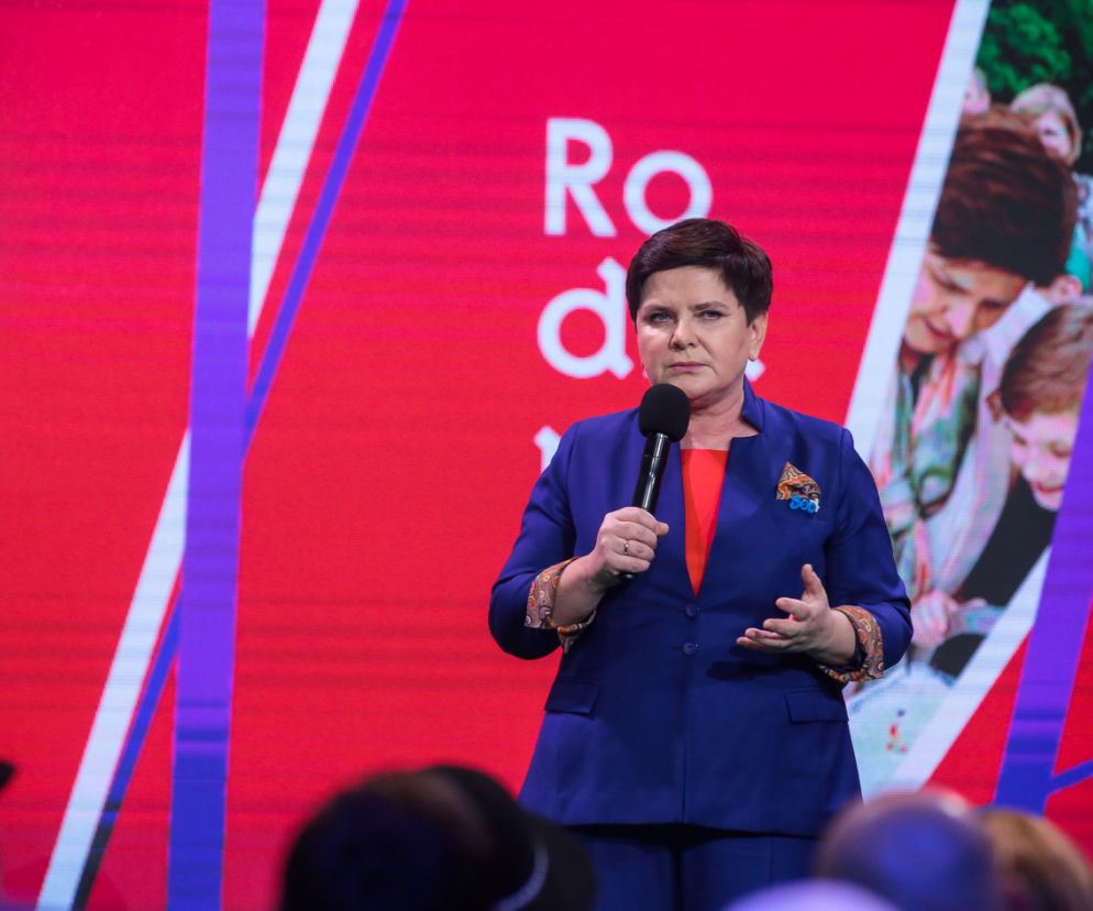 Beata Szydło z laurką na konwencji PiS
