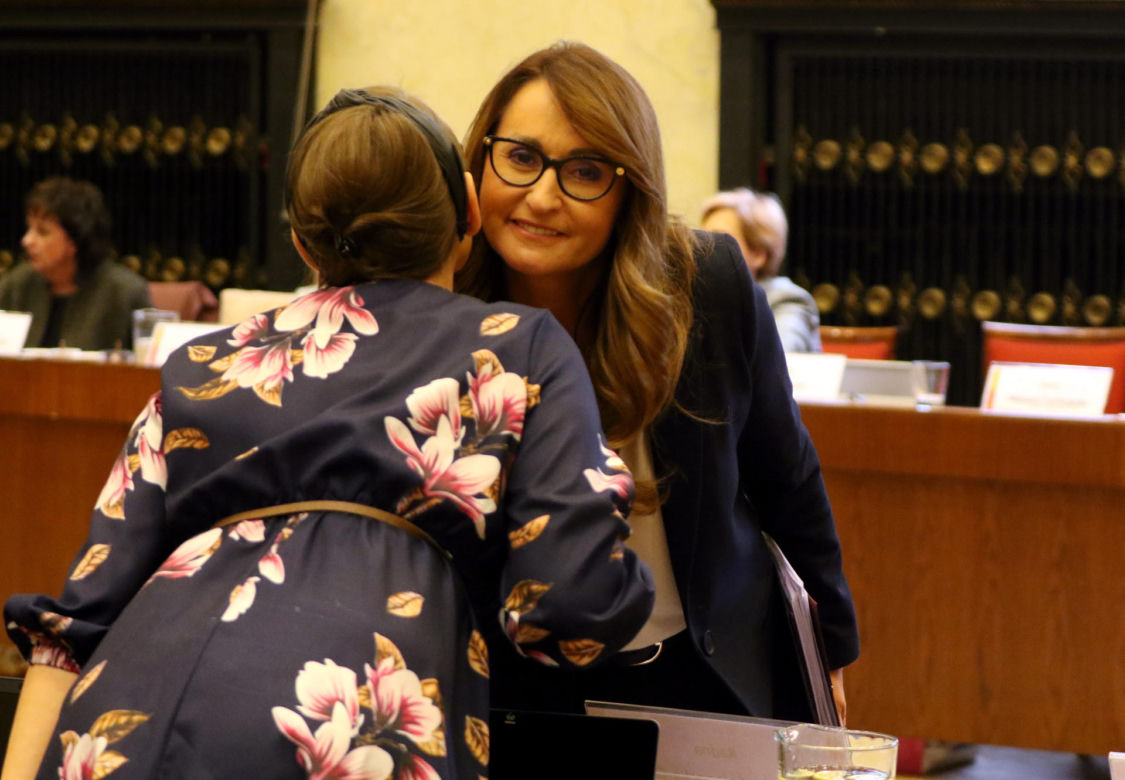 Wiceprezydent Renata Kaznowska wita się z radną