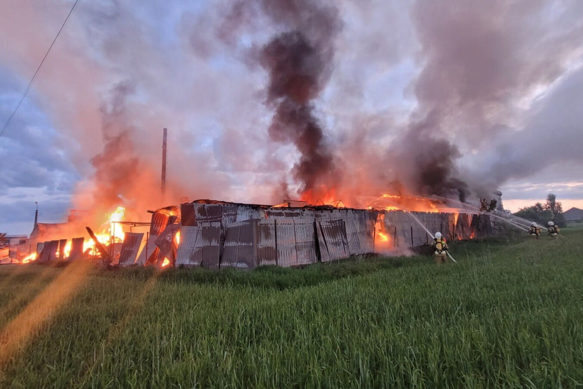 Ogromny pożar zakładu produkującego trumny. W akcji udział wzięły 32 zastępy straży pożarnej