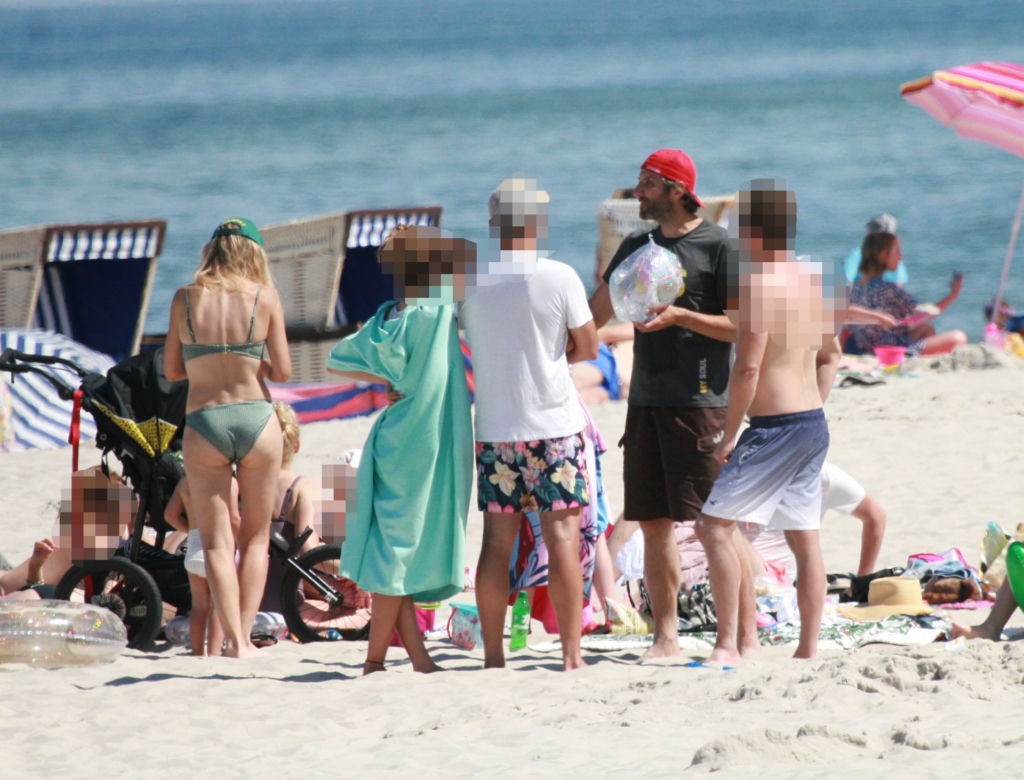 Igraszki Dowborów, Joanna Kroniewska i Maciej Dowbor na plaży