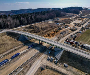Najwyższa estakada w Polsce powstaje na S19 Babica Jawornik. Na plac budowy prowadzą serpentyny