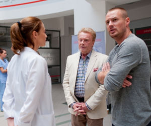 LEKARZE 2 sezon odc. 17. Alicja (Magdalena Różczka), Gustaw Keller (Daniel Olbrychski), Maks (Paweł Małaszyński)