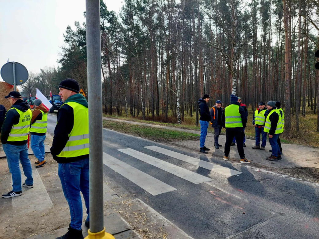 Totalna blokada DK 80 pod Bydgoszczą. Duże utrudnienia dla kierowców. Rolnicy ustawili barykadę, palą drewno, organizują pogrzeb [ZDJĘCIA]