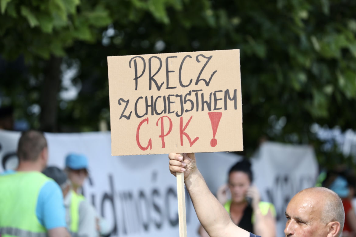 Rolnicy w stolicy przeciwko CPK. Protest przy dworcu zachodnim przed siedzibą spółki
