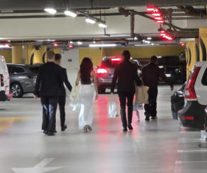 Justyna Steczkowska przemyka po parkingu w otoczeniu ochroniarzy