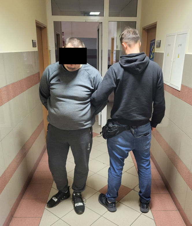 Zwiewał kilkadziesiąt kilometrów przed policją! Złapali go w krzakach pod Dworcem Zachodnim 