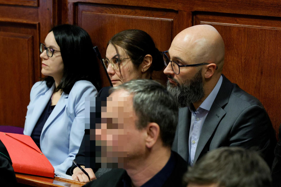 Ks. Olszewski zupełnie odmieniony, bez koloratki, z długą brodą