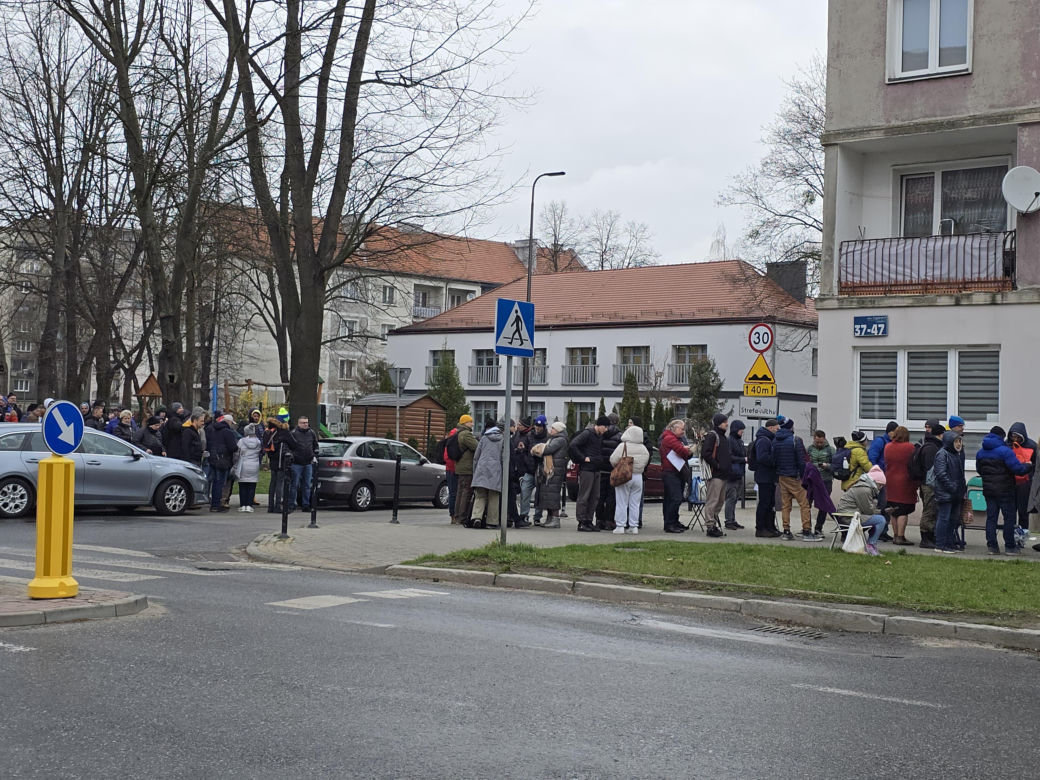 Kilkaset ludzi czeka przed wejściem do punktu obsługi grantobiorców w Tychach