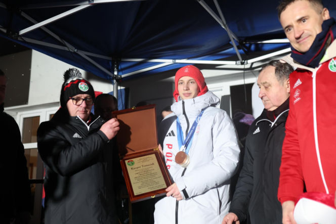 Kacper Tomasiak powitany po IO w rodzinnych stronach