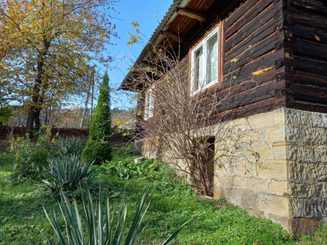 Remont drewnianej chaty w Tropiu (woj. małopolskie)