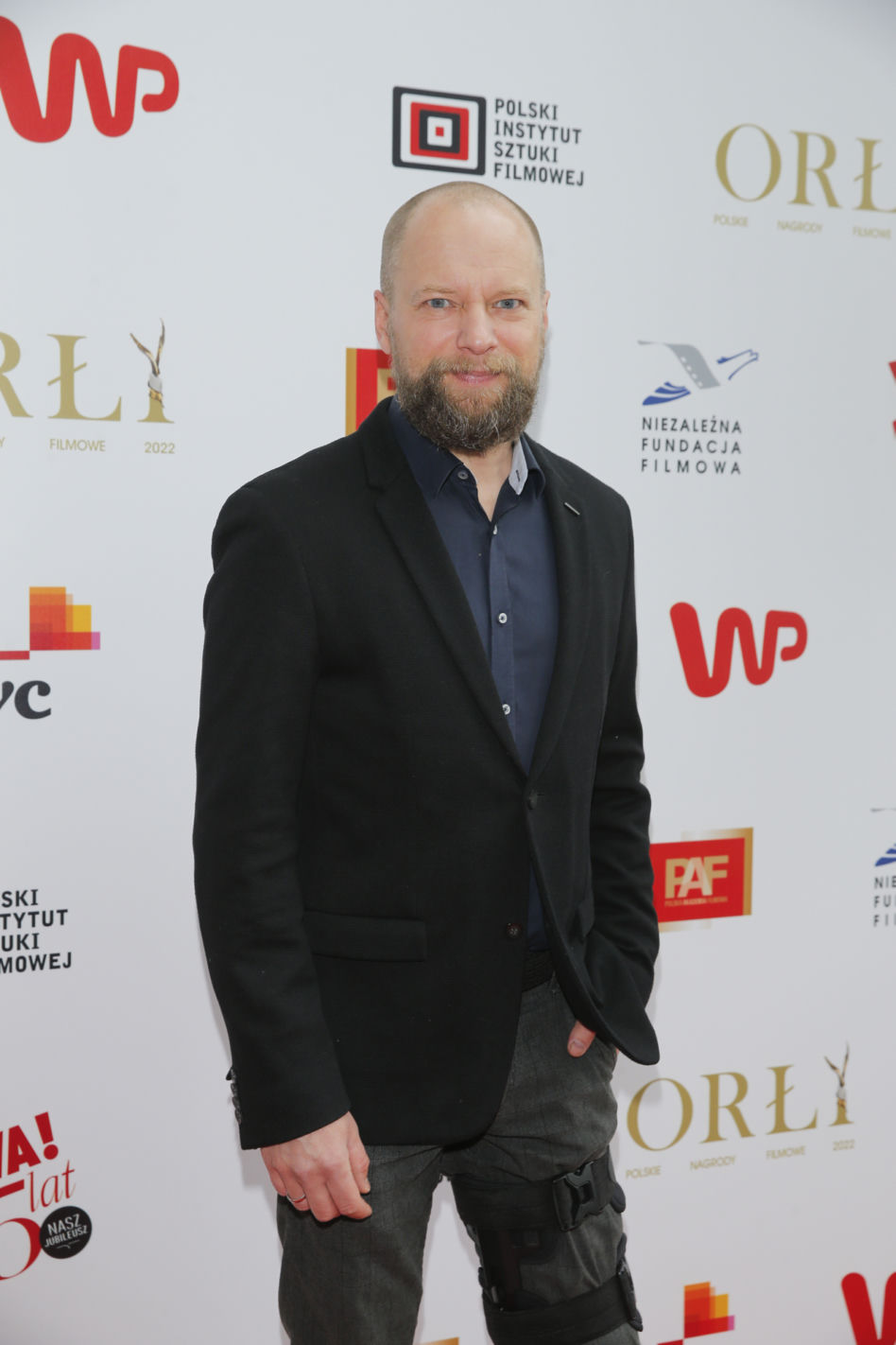 Maciej Stuhr pojawił się na spotkaniu z nominowanymi do Orłów 2022 o kulach