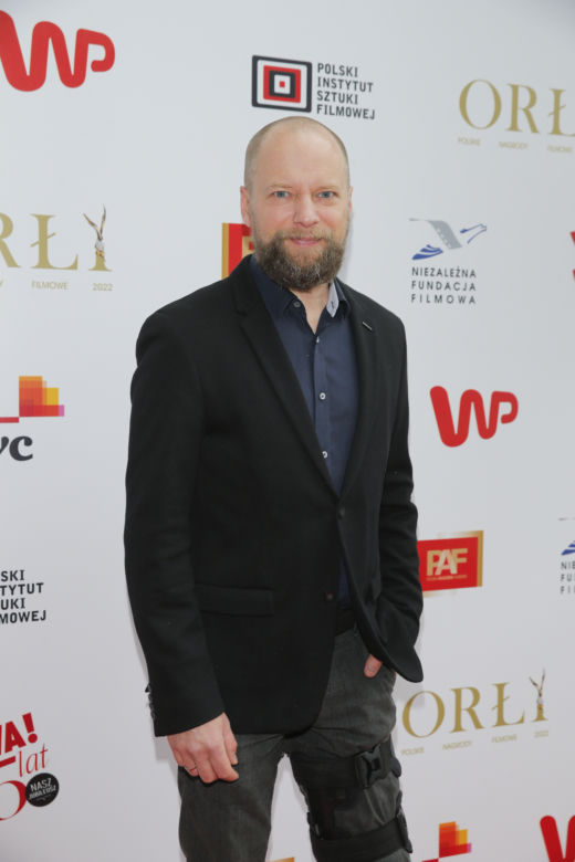 Maciej Stuhr pojawił się na spotkaniu z nominowanymi do Orłów 2022 o kulach