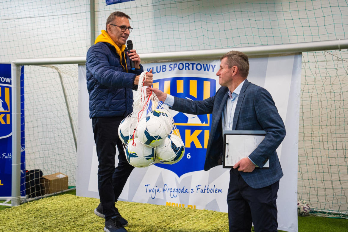 W Olsztynie otwarto profesjonalne boisko sportowe. Będą korzystali z niego młodzi piłkarze