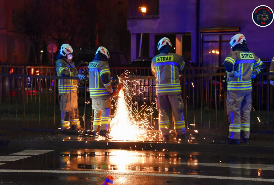 Karetka wioząca ciężarną kobietę roztrzaskana