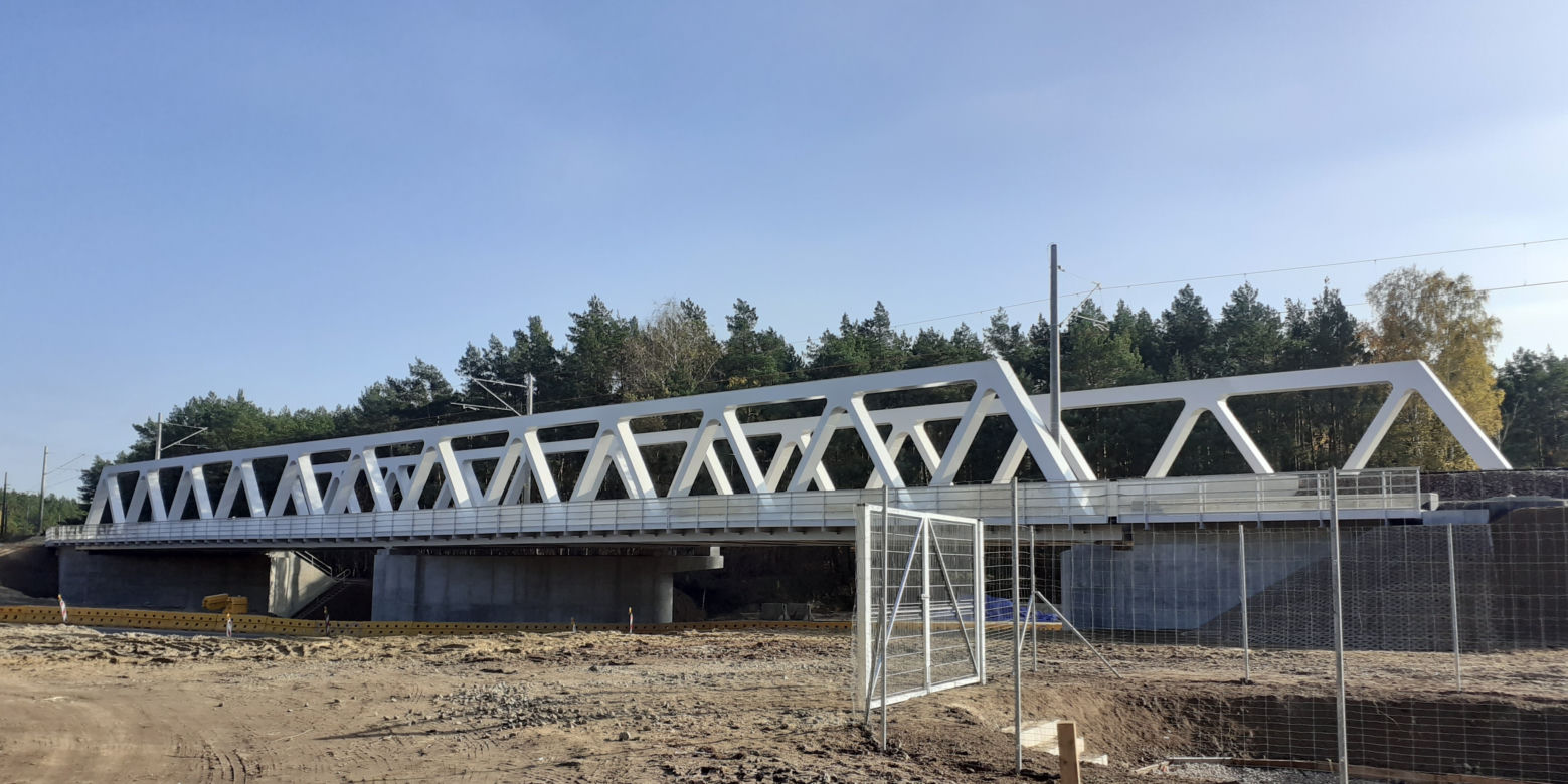 Pociągi znów jeżdżą do Nieporętu i Radzymina. Nowy wiadukt w Wieliszewie gotowy 