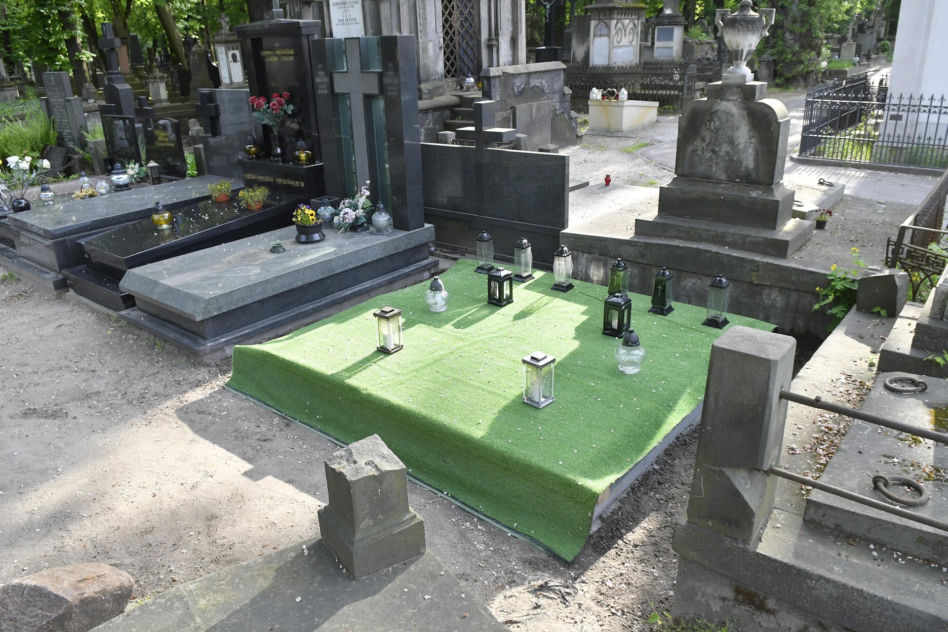 Zburzyli grób Piotra Woźniaka Staraka