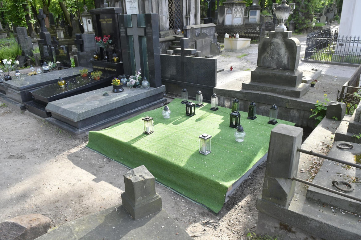 Zburzyli grób Piotra Woźniaka Staraka
